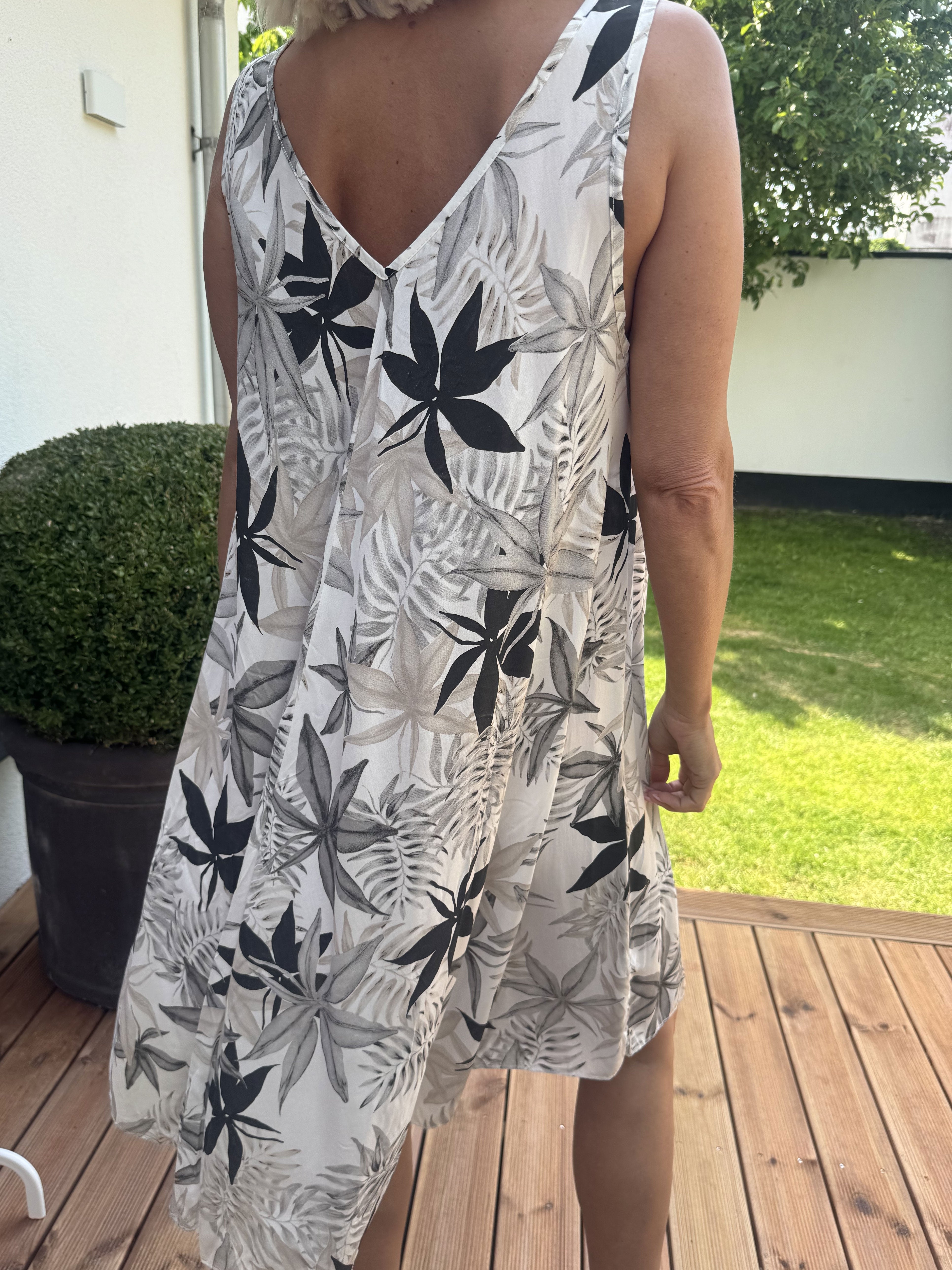 Sigri - Söt blommig klänning i viskos med breda axelband